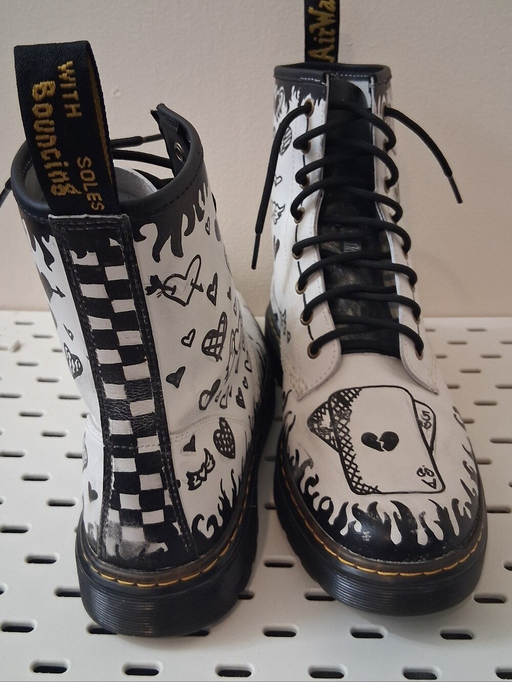 Dr. Martens Mens 10 Women's 11 Rare Hearts And Flames Print White Artsy Grunge